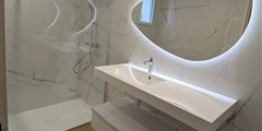 Rénovation d'une salle de bain avec pose de carrelage grand format