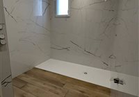Rénovation d'une salle de bain avec pose de carrelage grand format