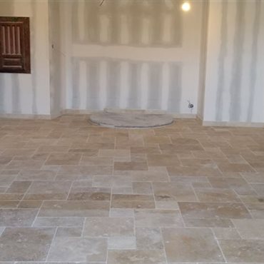 Pose de carrelage sur les sols de maison en rénovation à Millau
