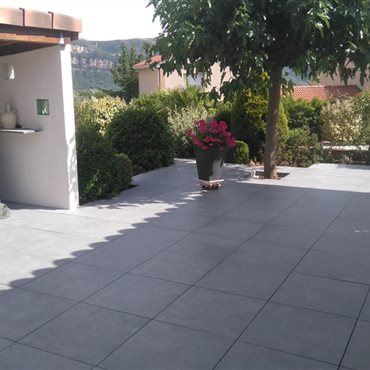 Travaux de pose de carrelage pour aménagements extérieurs, en rénovation et neuf, à Millau et ses alentours.