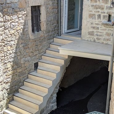 Carrelage sur escalier extérieur et petit balcon - Millau (Aveyron) et ses alentours.