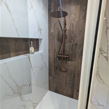 Douche à l'italienne avec niche, carrelage et faïences en rénovation, artisan carreleur à Millau Eric Verdonck