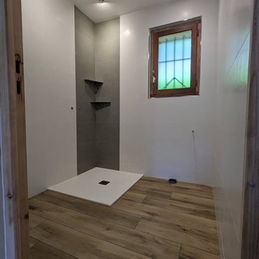 Pose de faiences, carrelage pour salle de bain et toilettes, à Millau en Aveyron par Eric Verdonck
