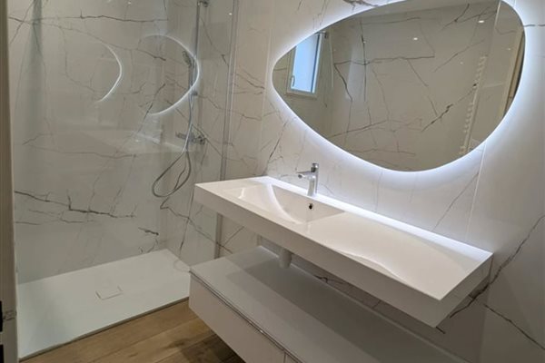 Rénovation d'une salle de bain avec pose de carrelage grand format